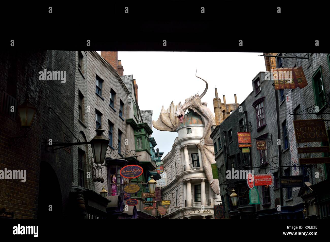 Dragon de Gringott sur le sommet de la banque dans Diagon Alley, Universal Studios, Orlando, Floride, États-Unis, 7 août 2015 Banque D'Images