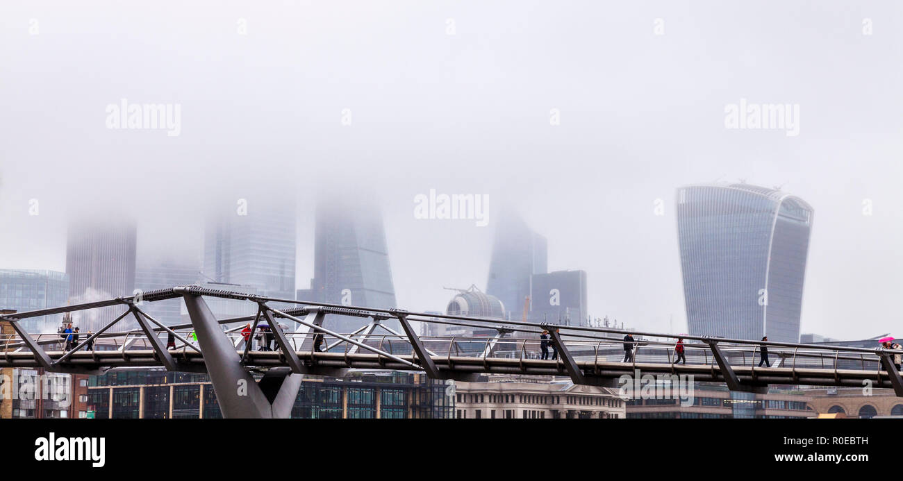 A foggy brumeux ,vue sur le quartier financier de Londres, Angleterre, Royaume-Uni Banque D'Images