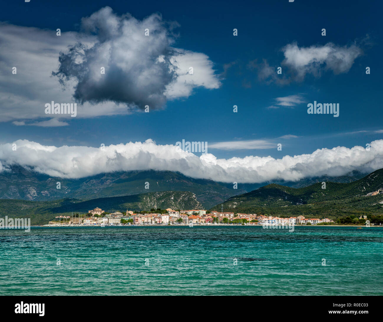 Ville de Saint-Florent au Golfe de Saint-Florent, nuages sur le massif de la Serra di Pigno, département Haute-Corse, Corse, France Banque D'Images