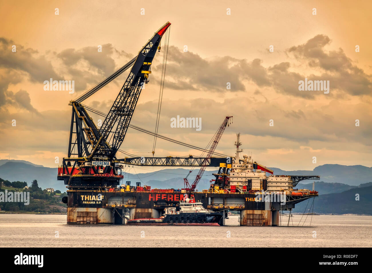 Plus grande grue bateau dans le port de Stavanger, Norvège Banque D'Images