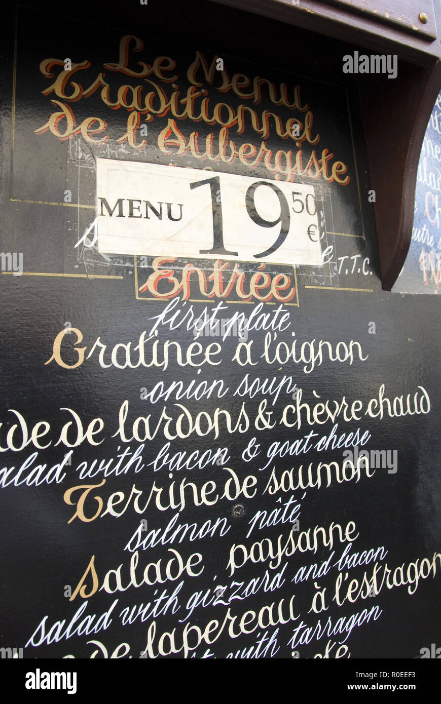 Un restaurant propose un repas à prix fixe (menu à prix fixe) sur un signe sur la Rue Mouffetard, une rue bordée de cafés, bars, boutiques de souvenirs et d'un po Banque D'Images