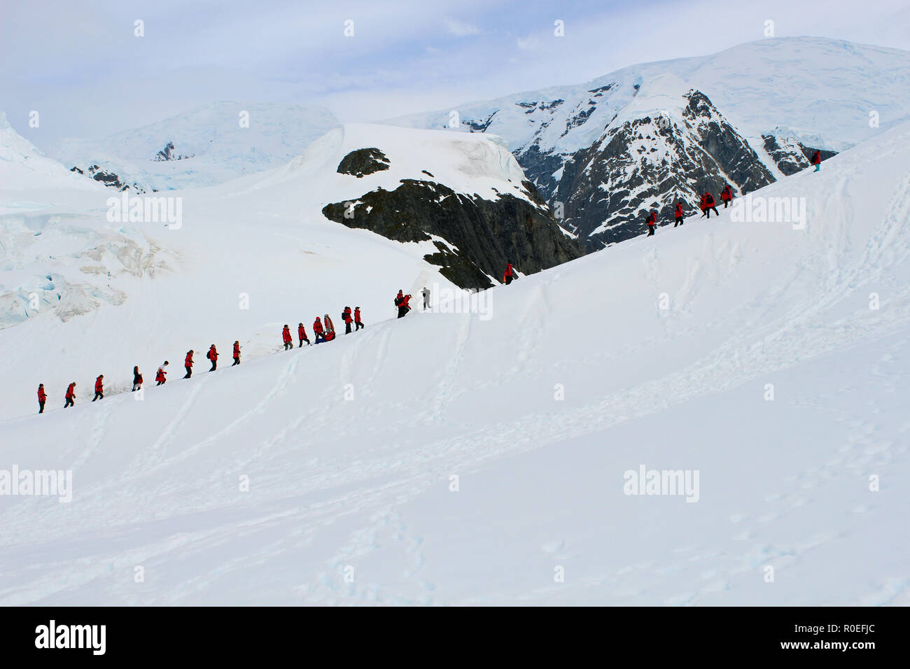 Expédition antarctique croisière randonnée les neiges d'un pic à Paradise Bay base Argentine Almirante Brown pour profiter de la vue et faites-la glisser vers le bas. Banque D'Images