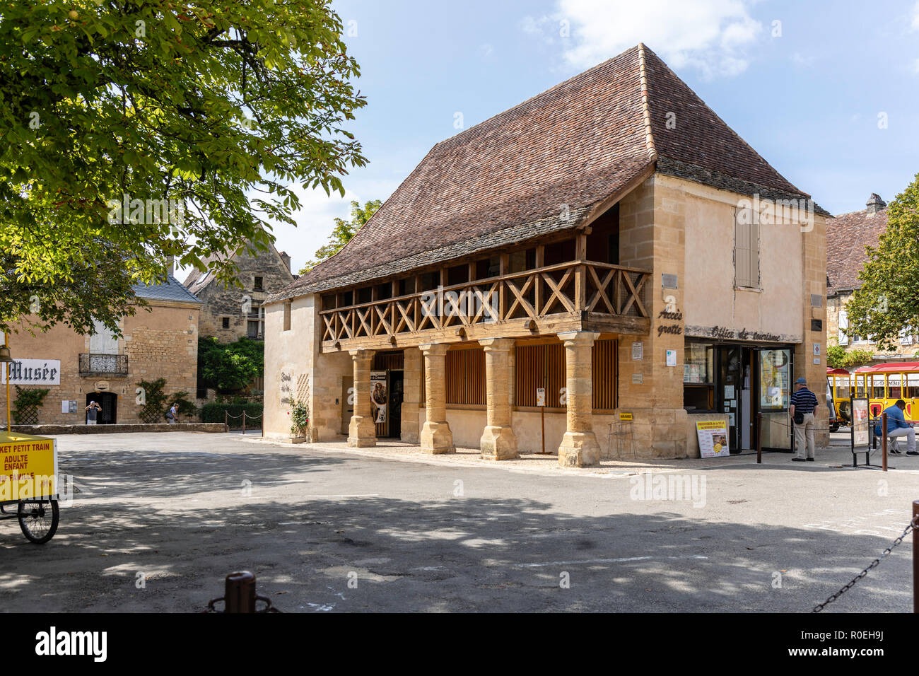 Domme est classé comme un des plus beaux villages de France et occupe une position splendide au-dessus de la Dordogne. Le village est lov Banque D'Images