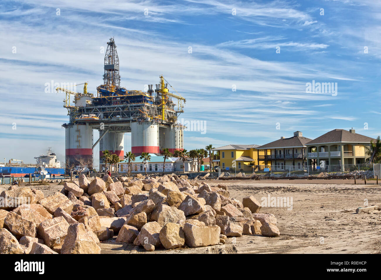 « Big foot » la plate-forme Deep Ocean de Chevron passe devant des maisons familiales, canal des navires de Corpus Christi, Port Aransas. Banque D'Images