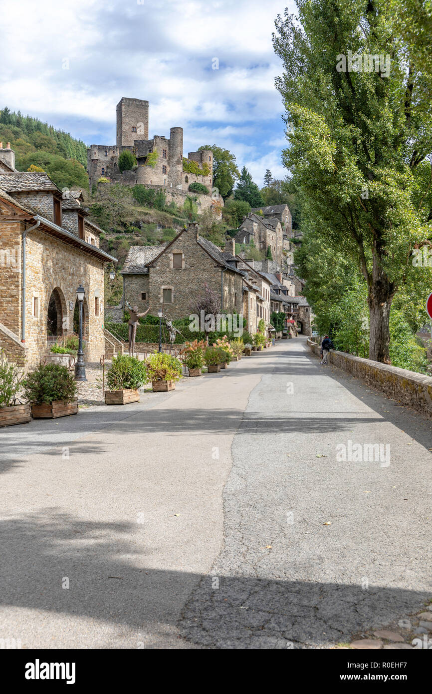 Belcastel est une ancienne étape sur la route du pèlerinage de Saint-Jacques de Compostelle, par les rives de la rivière Aveyron Banque D'Images