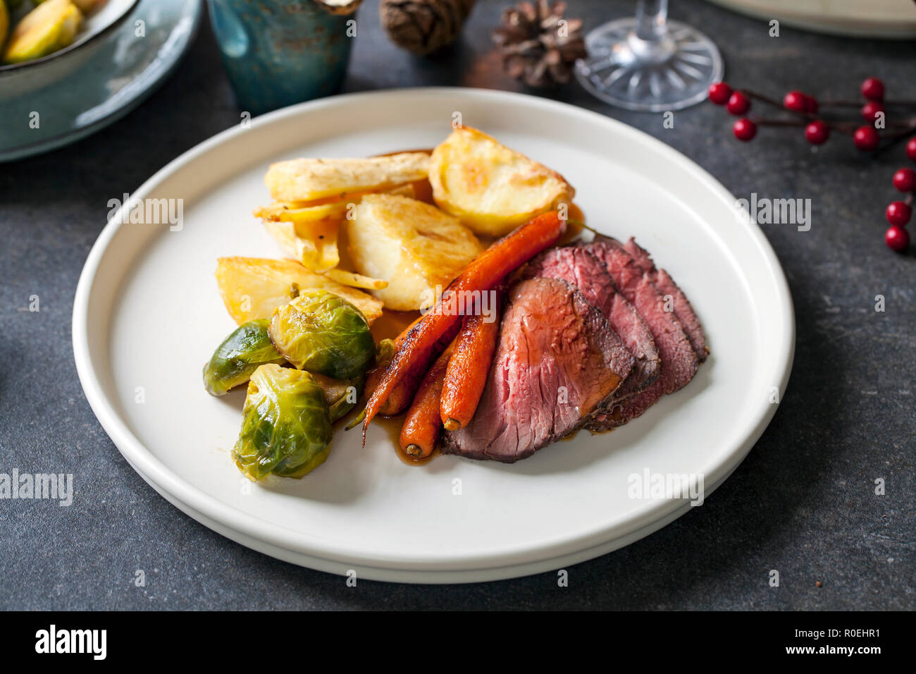 Dîner rôti de boeuf, carottes, choux de Bruxelles et de la sauce Banque D'Images