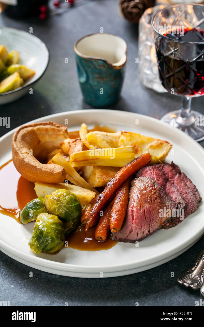 Dîner rôti de boeuf, carottes, choux de Bruxelles et de yorkshire pudding Banque D'Images