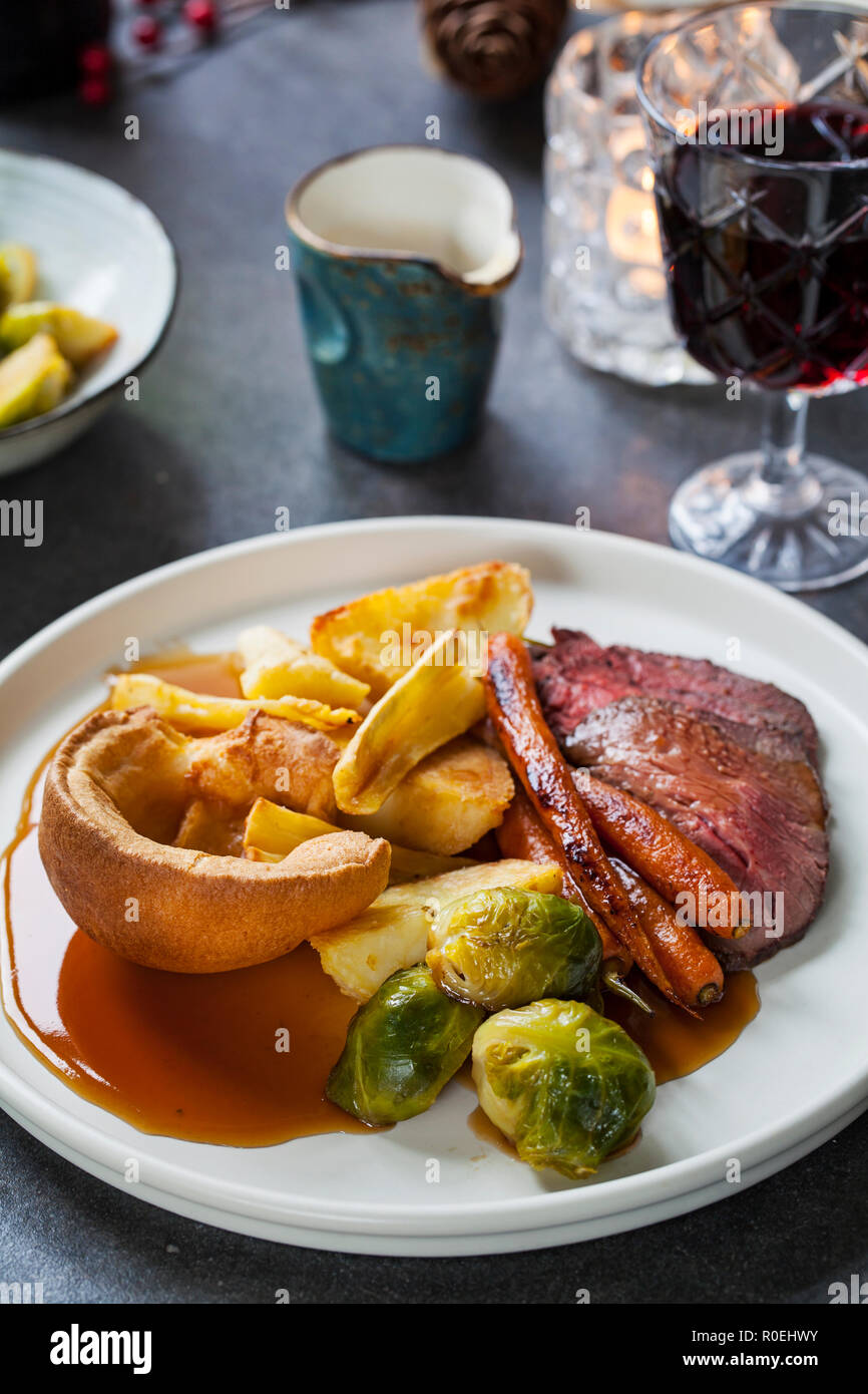 Dîner rôti de boeuf, carottes, choux de Bruxelles et de yorkshire pudding Banque D'Images