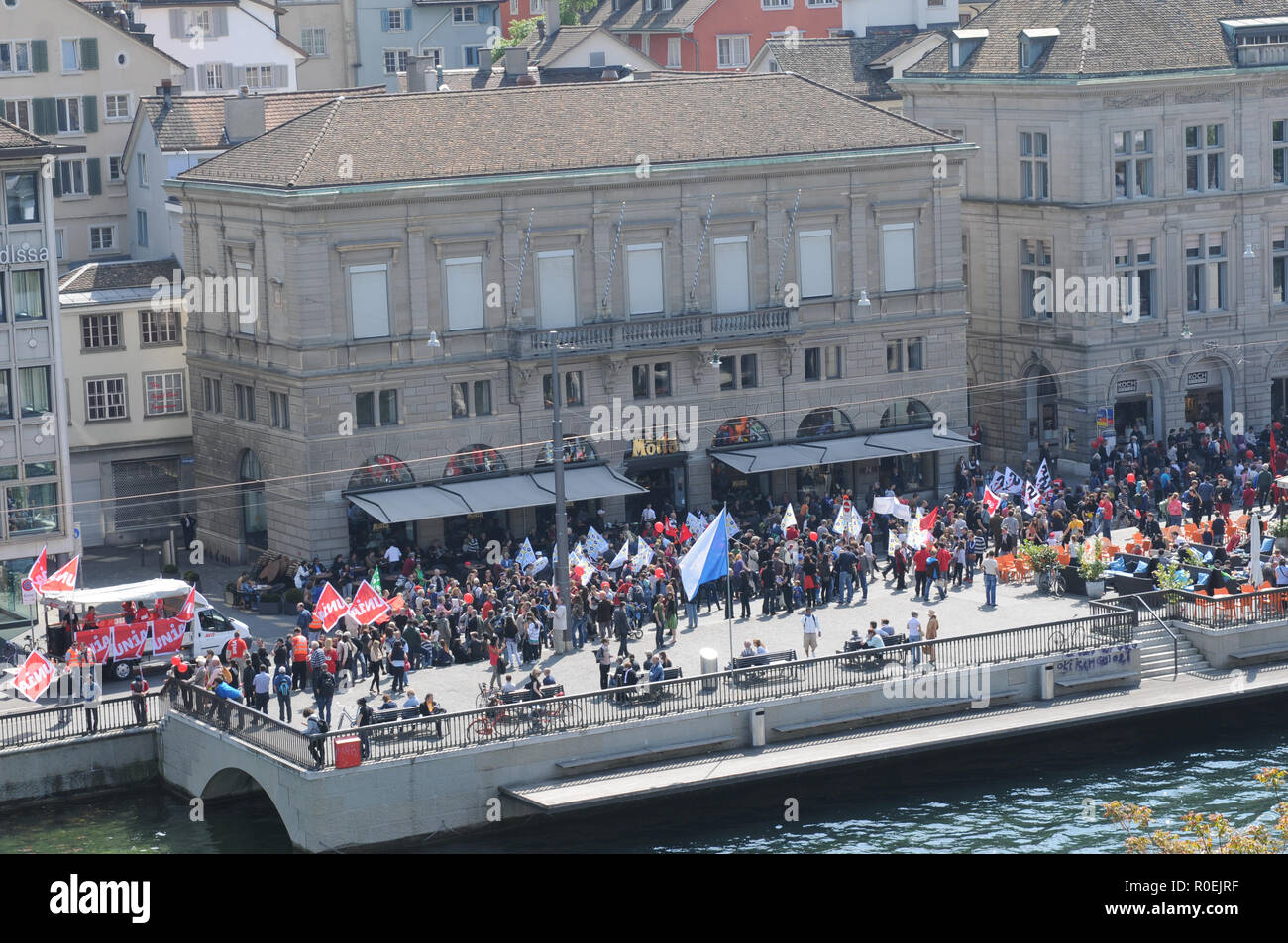 Suisse : Les forces de police sont la vérification d'un groupe de jeunes alors qu'une manifestation se passe dans Zürich City Banque D'Images