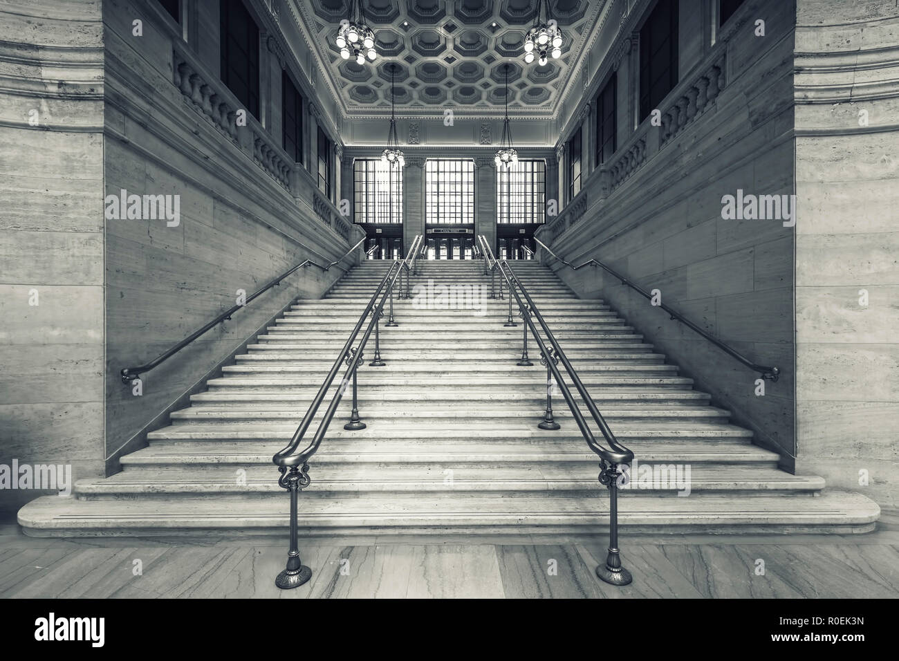 CHICAGO, ILLINOIS - 13 OCTOBRE : l'un des deux grands escaliers à l'intérieur de la gare Union, le 13 octobre 2018 à Chicago, Illinois Banque D'Images