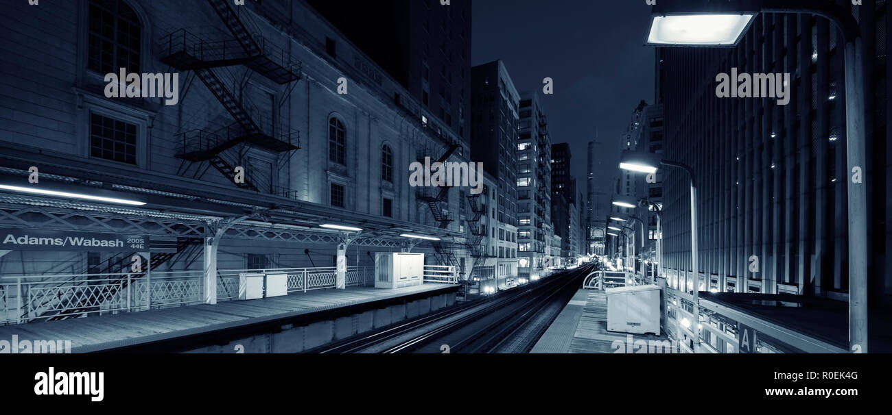 La ligne de train de Wabash Adams vers Chicago Loop à Chicago par nuit, noir et blanc. Banque D'Images