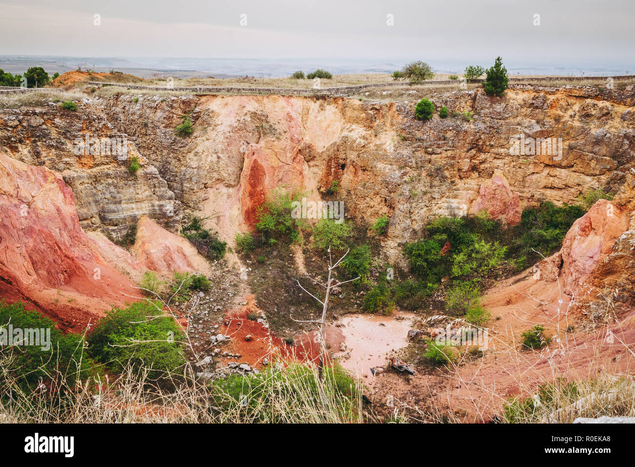 L'ancienne carrière de bauxite sols rouges cave à Spinazzola, région des Pouilles Banque D'Images