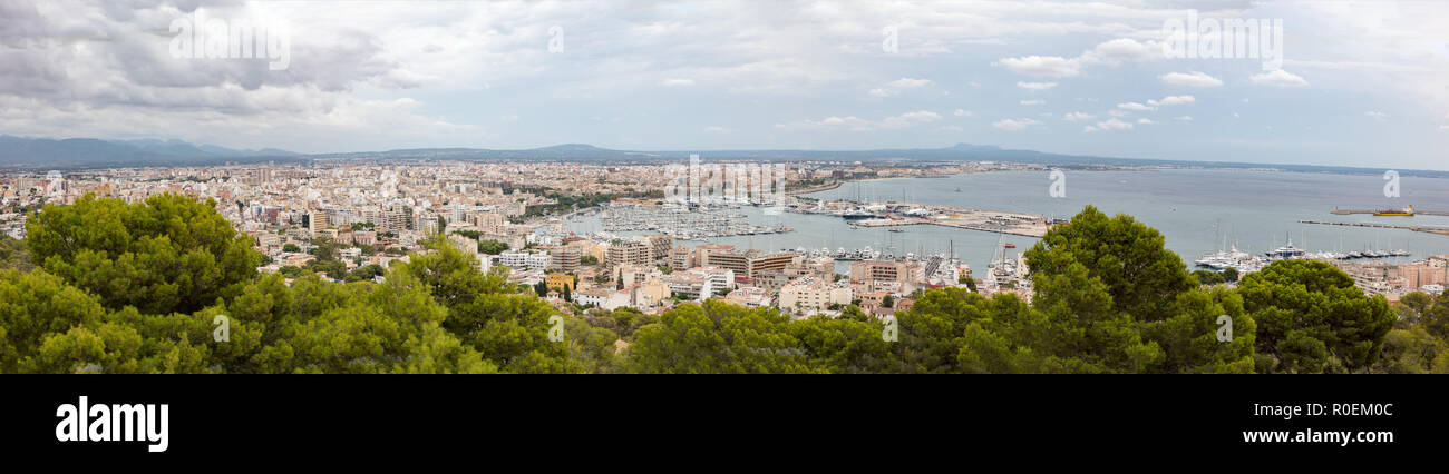 Palma de Mallorca et vue sur le port de Castell de Bellver, nuages sur la ville, panorama, Mallorca, Espagne Banque D'Images