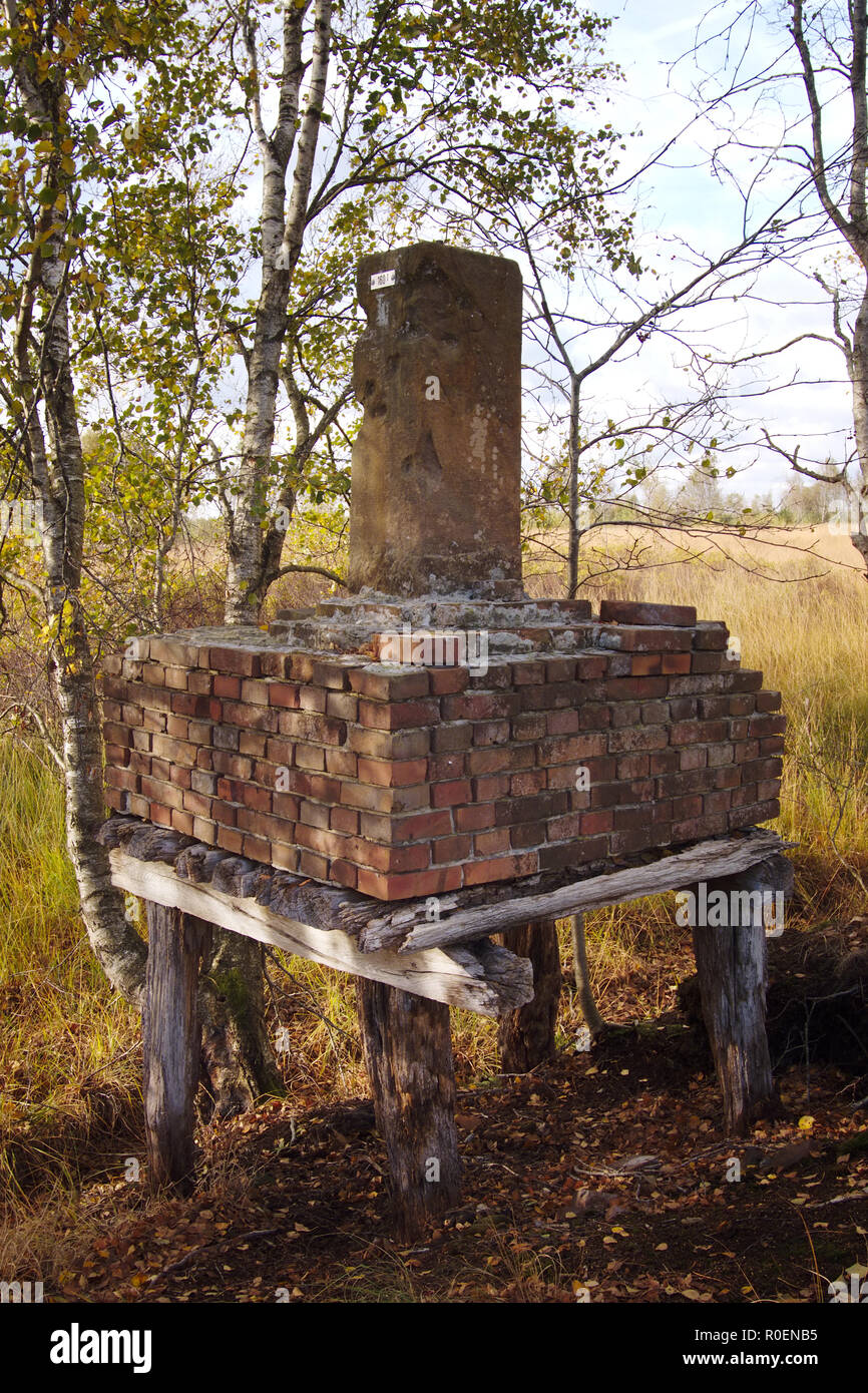 Ancienne frontière sur le poteau frontière entre les Pays-Bas et l'Allemagne. Banque D'Images