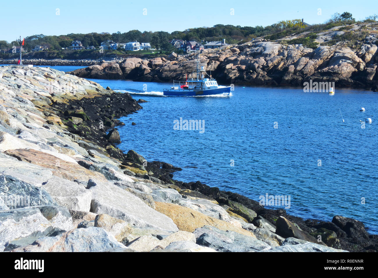 Les grosses pierres de la ligne de cou de Bearskin jetée à Rockport dans le Massachusetts, USA Banque D'Images