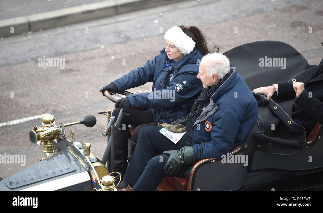 Brighton UK 4 Novembre 2018 - UN 1902 de Dion Bouton administré par Michael Edwards de Brighton se termine l'assemblée annuelle Bonhams Londres à Brighton Veteran Car Run soutenu par Hiscox . La période qui commence dans Hyde Park Londres et finitions à Madère en voiture sur le front de mer de Brighton est ouvert aux voitures à quatre roues, tri-voitures et les tricycles à moteur fabriqués avant le 1er janvier 1905 Crédit : Simon Dack/Alamy Live News Banque D'Images