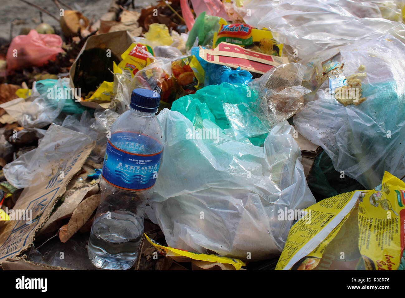 Lhokseumawe, Aceh, Indonésie. 4ème Nov, 2018. Poubelles vu sur la plage. Les bénévoles de l'Indonésie à partir de la BNPB (Conseil National pour la gestion des catastrophes) a effectué un nettoyage de plage et aussi planté 3000 arbres pour créer un environnement propre pour tout le monde à Lhokseumawe Ville. Credit : Maskur a/SOPA Images/ZUMA/Alamy Fil Live News Banque D'Images