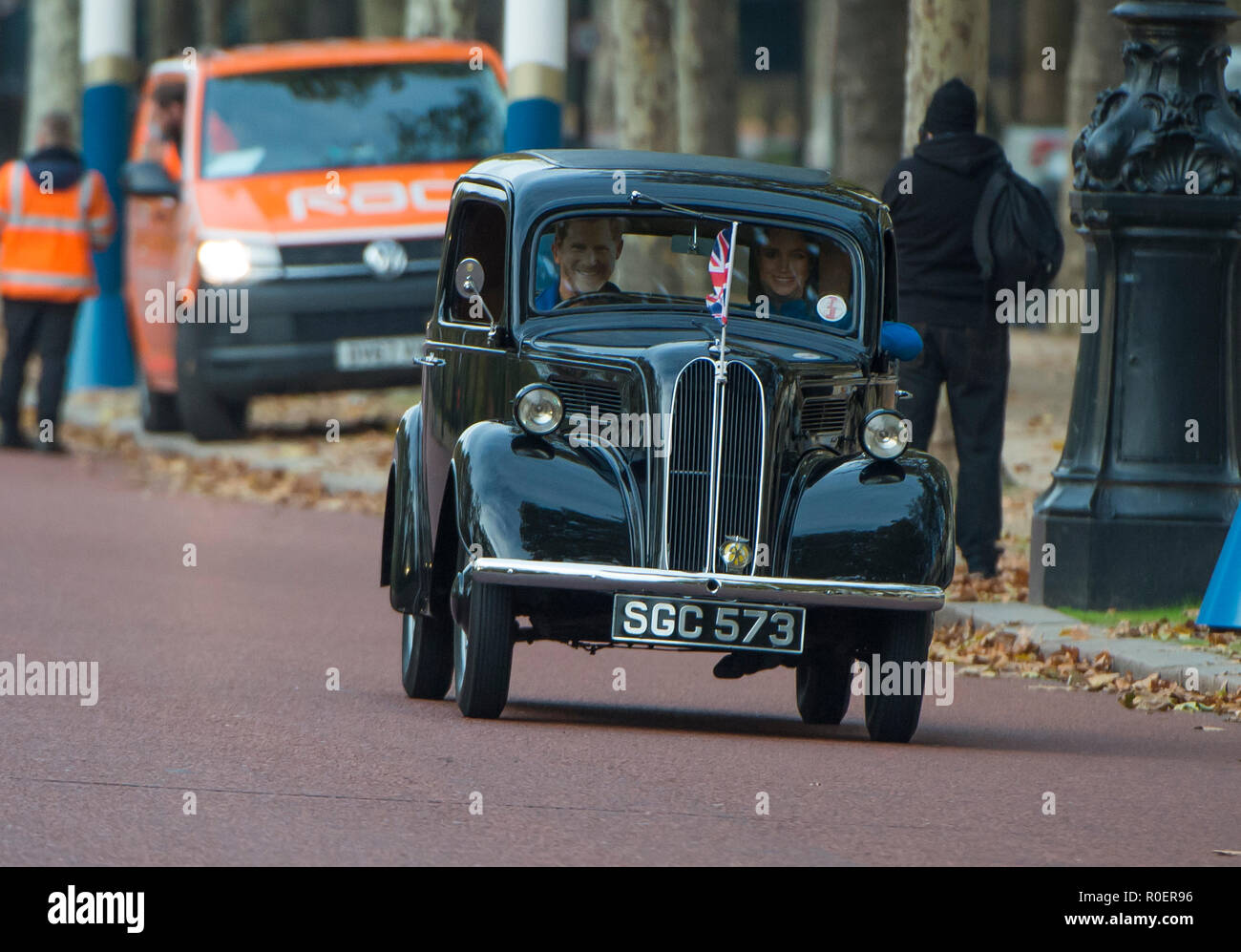 Le Mall, Londres, Royaume-Uni. 4 novembre, 2018. Bonhams Londres à Brighton Veteran Car Run 2018. Le plus ancien événement automobile dans le monde, avec 400 véhicules anciens combattants de commencer le voyage de 60 milles de la côte sud et la première voiture en raison d'arriver à 09.59h. Plus d'un Ford modernes populaires se joint à la procession, apparemment motivée par le prince Harry (sosie). Credit : Malcolm Park/Alamy Live News. Banque D'Images