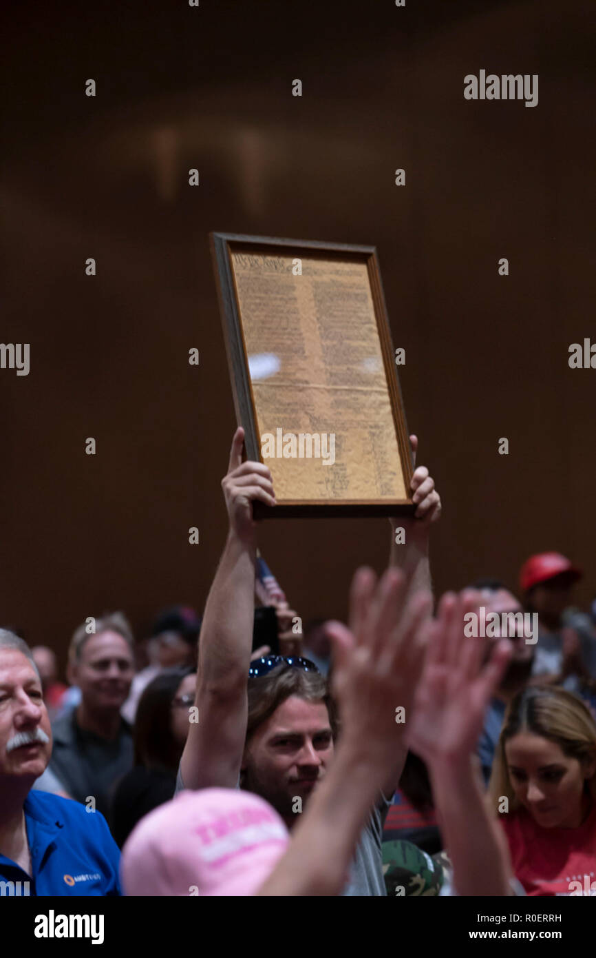 Un homme détient une copie du préambule de la Constitution des États-Unis à un rassemblement à Corpus Christi, Texas, comme le sénateur républicain Ted Cruz des campagnes pour ré-élection dans une course serrée contre le démocrate Beto O'Rourke. Banque D'Images