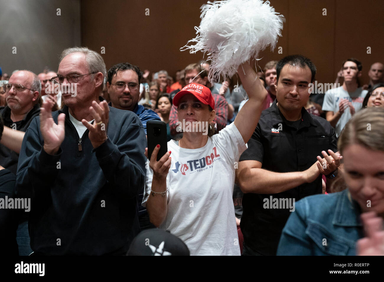 Adorant partisans cheer lors d'un rassemblement à Corpus Christi, Texas, comme le sénateur républicain Ted Cruz des campagnes pour ré-élection dans une course serrée contre le démocrate Beto O'Rourke. Banque D'Images