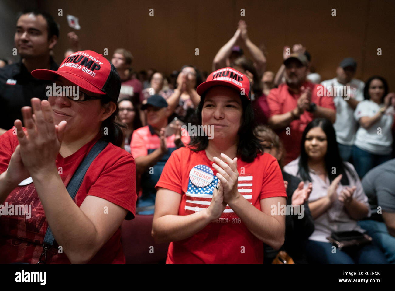 Adorant partisans cheer lors d'un rassemblement à Corpus Christi, Texas, comme le sénateur républicain Ted Cruz des campagnes pour ré-élection dans une course serrée contre le démocrate Beto O'Rourke. Banque D'Images