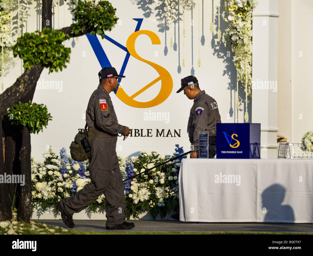 Bangkok, Thaïlande. 4ème Nov, 2018. Royal Thai Police faire un ratissage de sécurité avant les funérailles d'Vichai Srivaddhanaprabha Debsirin au Wat le deuxième jour des rites funéraires pour Vichai. Les VS sont ses initiales. Vichai était le propriétaire de King Power Duty Free, un conglomérat thaïlandais, et le club de Leicester City, un Premier League britannique football (soccer) team. Il est mort dans un accident d'hélicoptère à la King Power stad Crédit : ZUMA Press, Inc./Alamy Live News Banque D'Images