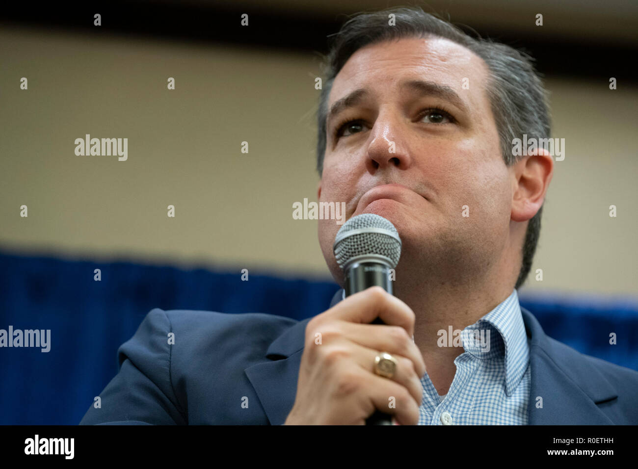 Le sénateur américain Ted Cruz, un républicain du Texas, campagnes de réélection avant une foule d'environ 250 dans la région de Victoria, TX, le dernier week-end avant les élections de mi-parcours. Cruz est verrouillé dans une bataille chauffée avec Beto démocrate O'Rourke. Banque D'Images