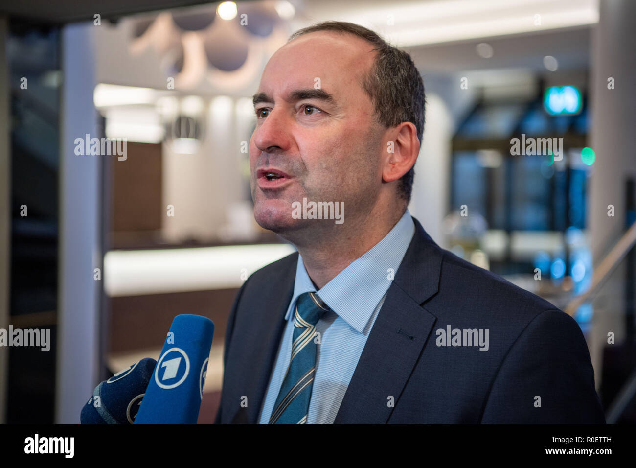 Munich, Bavière. 4ème Nov 2018. Hubert Aiwanger (gratuit) électeurs, président du parti, répond aux questions des journalistes en attente en marge de la coalition des consultations gratuitement les électeurs dans un hall d'hôtel. CSU et gratuitement les électeurs veulent la coalition en Bavière, et sont d'approuver le contrat de coalition prévu. Photo : Lino Mirgeler/dpa dpa : Crédit photo alliance/Alamy Live News Banque D'Images