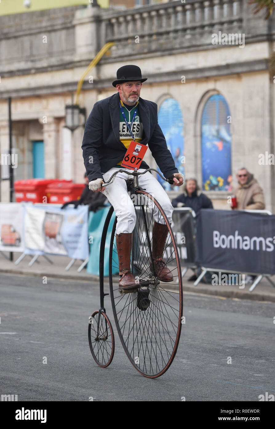 Brighton, UK. 4 novembre 2018. Il n'a certainement pas recycler tout le chemin à ce sujet dans l'assemblée annuelle Bonhams Londres à Brighton Veteran Car Run soutenu par Hiscox . La période qui commence dans Hyde Park Londres et finitions à Madère en voiture sur le front de mer de Brighton est ouvert aux voitures à quatre roues, tri-voitures et les tricycles à moteur fabriqués avant le 1er janvier 1905 Crédit : Simon Dack/Alamy Live News Banque D'Images