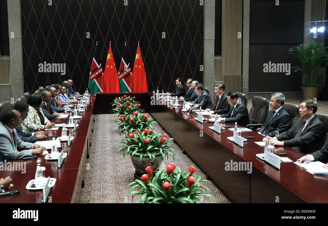 Shanghai, Chine. 4ème Nov, 2018. Le président chinois Xi Jinping rencontre le président Kenyan Uhuru Kenyatta à Shanghai, la Chine orientale, le 4 novembre 2018. Credit : Ding Haitao/Xinhua/Alamy Live News Banque D'Images