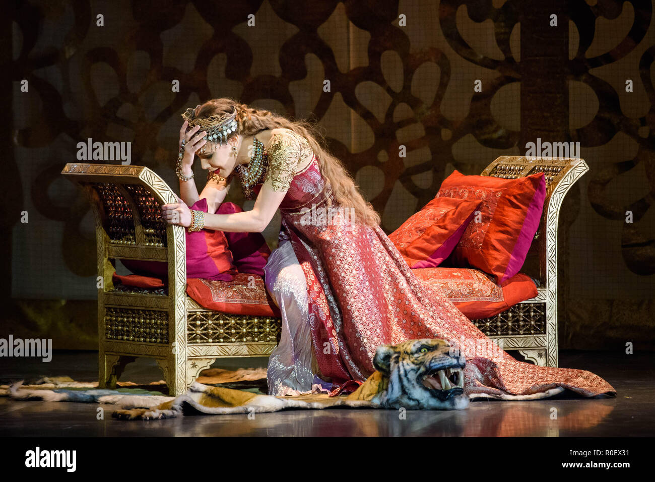 Berlin, Allemagne. 09Th Nov, 2018. La danseuse Yolanda Correa est sur scène lors de la répétition de la pièce photo 'La Bayadère' au Staatsoper de Berlin. Le ballet de Marius Petipa a été ré-artised par Alexei Ratmansky et célèbre sa première mondiale au 04.11.2018. Credit : Gregor Fischer/dpa/Alamy Live News Banque D'Images