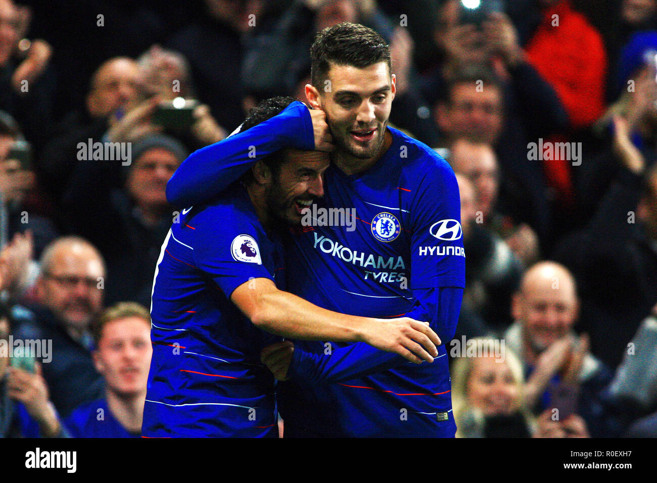 Londres, Royaume-Uni. 4ème Nov 2018. Pedro de Chelsea (L) célèbre avec coéquipier Alvaro Morata après avoir marqué le troisième but de son équipe. Premier League, Chelsea v Crystal Palace à Stamford Bridge à Londres le dimanche 4 novembre 2018. Ce droit ne peut être utilisé qu'à des fins rédactionnelles. Usage éditorial uniquement, licence requise pour un usage commercial. Aucune utilisation de pari, de jeux ou d'un seul club/ligue/dvd publications. pic par Steffan Bowen/ Andrew Orchard la photographie de sport/Alamy live news Banque D'Images