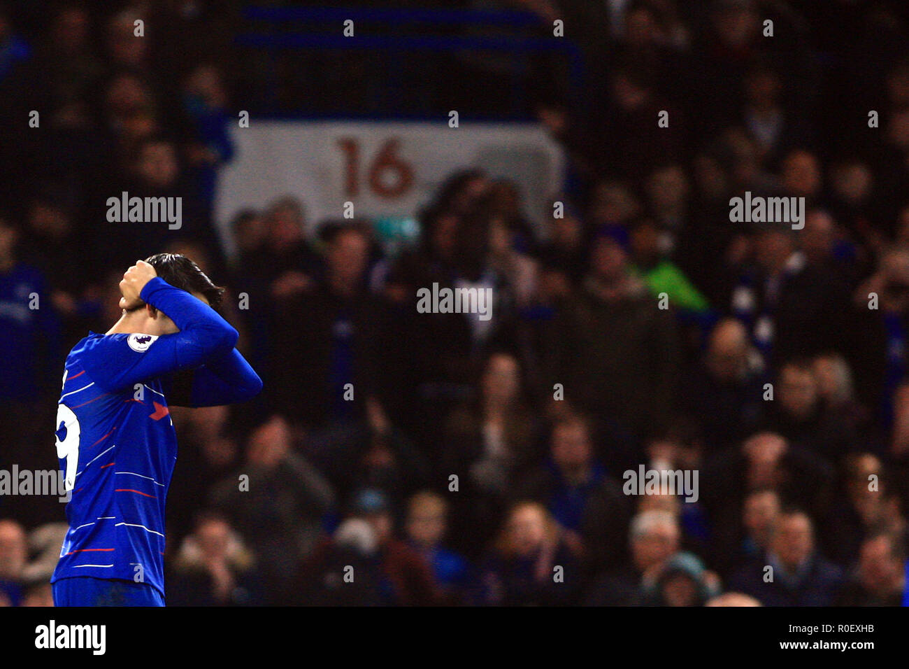 Londres, Royaume-Uni. 4ème Nov 2018. Alvaro Morata de Chelsea réagit après avoir raté une chance au but.Premier League, Chelsea v Crystal Palace à Stamford Bridge à Londres le dimanche 4 novembre 2018. Ce droit ne peut être utilisé qu'à des fins rédactionnelles. Usage éditorial uniquement, licence requise pour un usage commercial. Aucune utilisation de pari, de jeux ou d'un seul club/ligue/dvd publications. pic par Steffan Bowen/ Andrew Orchard la photographie de sport/Alamy live news Banque D'Images