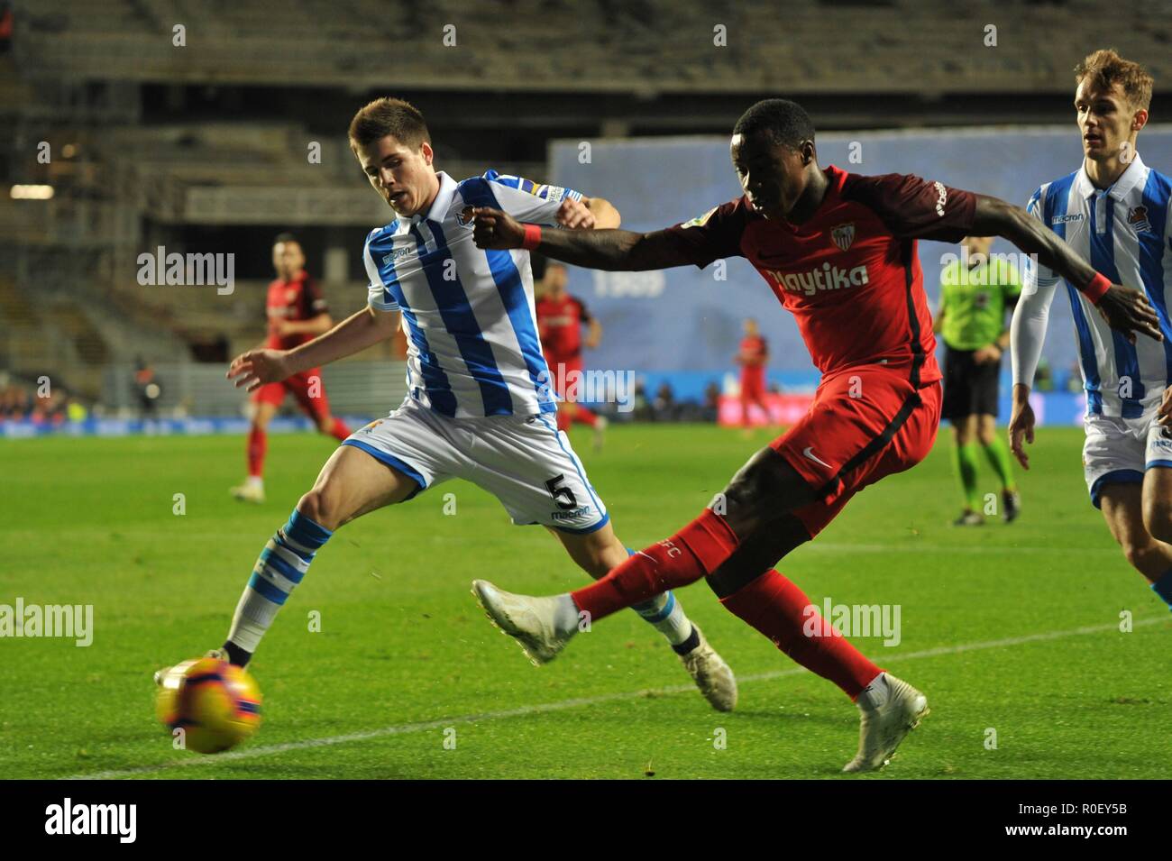 Luis Muriel de Séville FC pour les duels la balle avec Igor Zubeldia de Real Sociedad lors de la ligue espagnole match de football entre le Real Sociedad et Séville au stade Anoeta le 4 novembre 2018 à San Sebastian, Espagne Cordon Press Banque D'Images