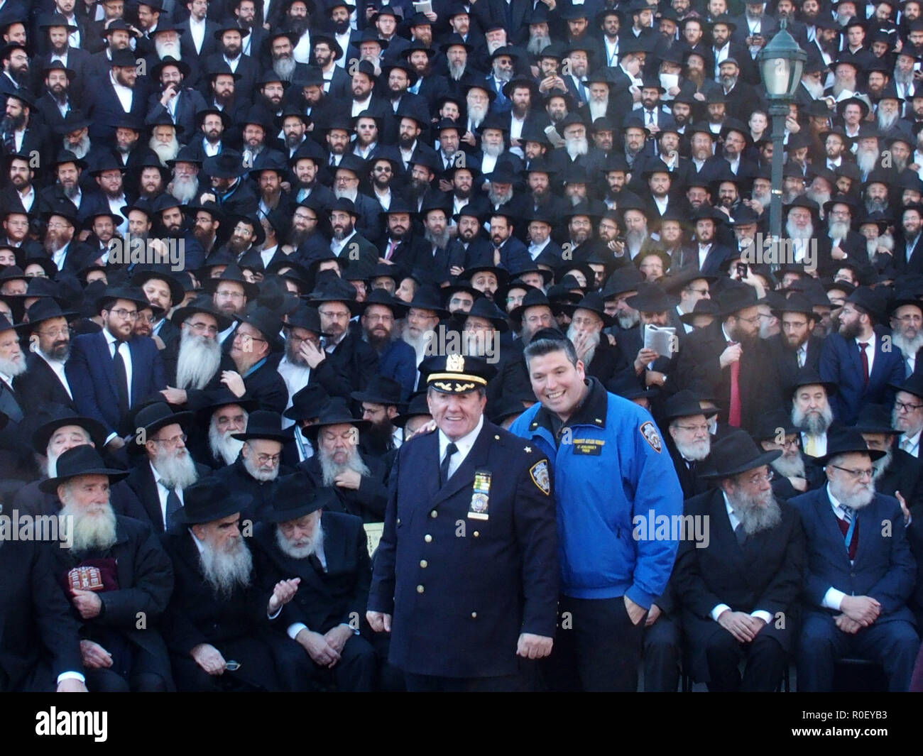 New York, New York, USA. 4ème Nov, 2018. Des milliers de rabbins hassidiques barbus, vêtus de hassidique traditionnelle ligne grab, jusqu'à l'extérieur de leur monde : siège au 770 Eastern Parkway à Brooklyn N.Y. pour leur 'class photo.'' Cette année, cependant, avec la tragédie sur l'esprit de tous et la blessure toujours cru, la délégation de rabbins de Pittsburgh va entraîner des milliers de leurs collègues d'une cérémonie de prière et de chant solennel de se rappeler ceux massacrés et prier pour leurs familles et les blessés. Chef de Scholl, LT. Jablonsky. (Crédit Image : © Bruce Cotler/Globe Photos via ZUMA Wi Banque D'Images