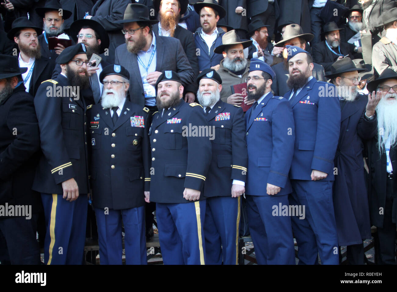 New York, New York, USA. 4ème Nov, 2018. Des milliers de rabbins hassidiques barbus, vêtus de hassidique traditionnelle ligne grab, jusqu'à l'extérieur de leur monde : siège au 770 Eastern Parkway à Brooklyn N.Y. pour leur 'class photo.'' Cette année, cependant, avec la tragédie sur l'esprit de tous et la blessure toujours cru, la délégation de rabbins de Pittsburgh va entraîner des milliers de leurs collègues d'une cérémonie de prière et de chant solennel de se rappeler ceux massacrés et prier pour leurs familles et les blessés militaires.Inscrivez-vous la photo de groupe de rabbins (crédit Image : © Bruce Cotler/Globe Photos via Z Banque D'Images