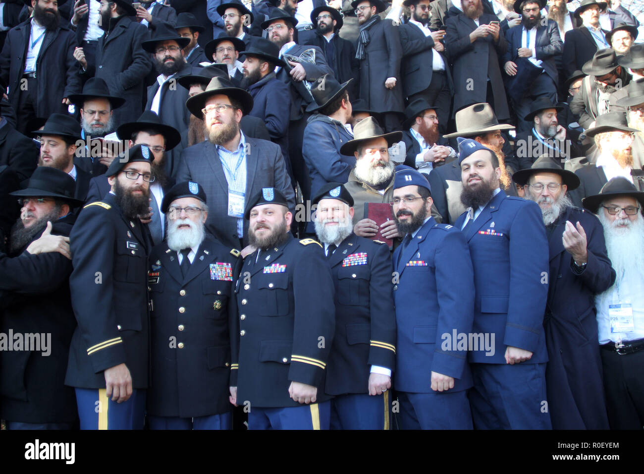 New York, New York, USA. 4ème Nov, 2018. Des milliers de rabbins hassidiques barbus, vêtus de hassidique traditionnelle ligne grab, jusqu'à l'extérieur de leur monde : siège au 770 Eastern Parkway à Brooklyn N.Y. pour leur 'class photo.'' Cette année, cependant, avec la tragédie sur l'esprit de tous et la blessure toujours cru, la délégation de rabbins de Pittsburgh va entraîner des milliers de leurs collègues d'une cérémonie de prière et de chant solennel de se rappeler ceux massacrés et prier pour leurs familles et les blessés militaires rejoindre les rabbins.Photo de groupe. (Crédit Image : © Bruce Cotler/Globe Photos via Banque D'Images