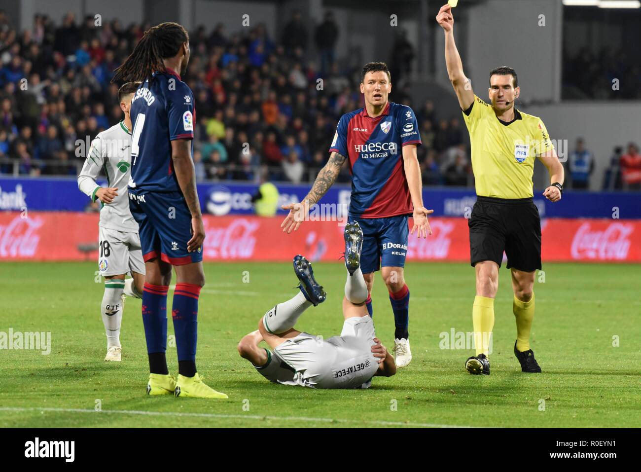 FOOTBALL - Ligue espagnole - HUESCA V GETAFE Arbitre contient jusqu'carte jaune au cours de la ligue espagnole, la Liga Santander, match de football entre Huesca et Getafe le 4 novembre 2018 à l'Alcoraz stadium à Huesca, Espagne. (Photo par Verónica Lacasa/Cordon Cordon) Appuyez sur appuyez sur Banque D'Images