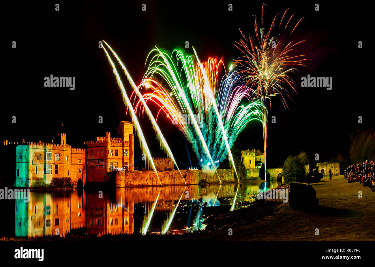 Château de Leeds, Kent, Angleterre, Royaume-Uni.Le plus grand feu d'artifice du sud-est de l'Angleterre. Banque D'Images