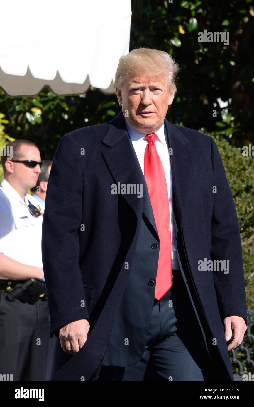 Washington, District de Columbia, Etats-Unis. 4ème Nov, 2018. 11/4/18 Le House-Washington- Blanc DC.Le Président Donald Trump s'arrête pour parler avec les journalistes qu'il quitte la Maison Blanche pour un maga rassemblement à Macon en Géorgie. Photos par : - ImageCatcher News Crédit : Christy Bowe/Globe Photos/ZUMA/Alamy Fil Live News Banque D'Images