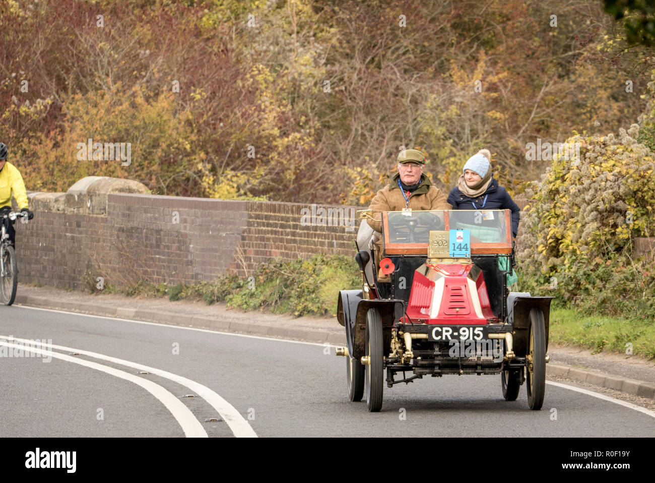 Pyecombe, East Sussex, UK. 4 novembre 2018. Les propriétaires et les conducteurs prennent part à la 79e "Bonham's" Londres à Brighton Veteran car run. Le 60 mile route, à partir de l'Hyde Park Londres conclut au Madeira Drive Brighton. Les véhicules de cette année événement annuel, y compris un Peugeot 1895 et 1898 une Panhard et Levassor ont tous été construits entre 1893 et 1905. Credit : Newspics UK South/Alamy Live News Banque D'Images