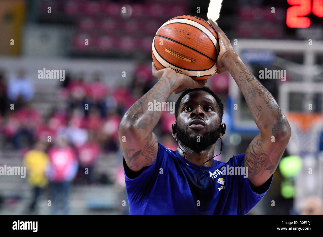 Au cours de la Serie A 2018/19 LEGA BASKET match de basket-ball entre FIAT AUXILIUM TORINO vs AX ARMANI MILANO à BRIQUTTES PalaVela le 4 novembre 2018 à Turin, Italie. Banque D'Images