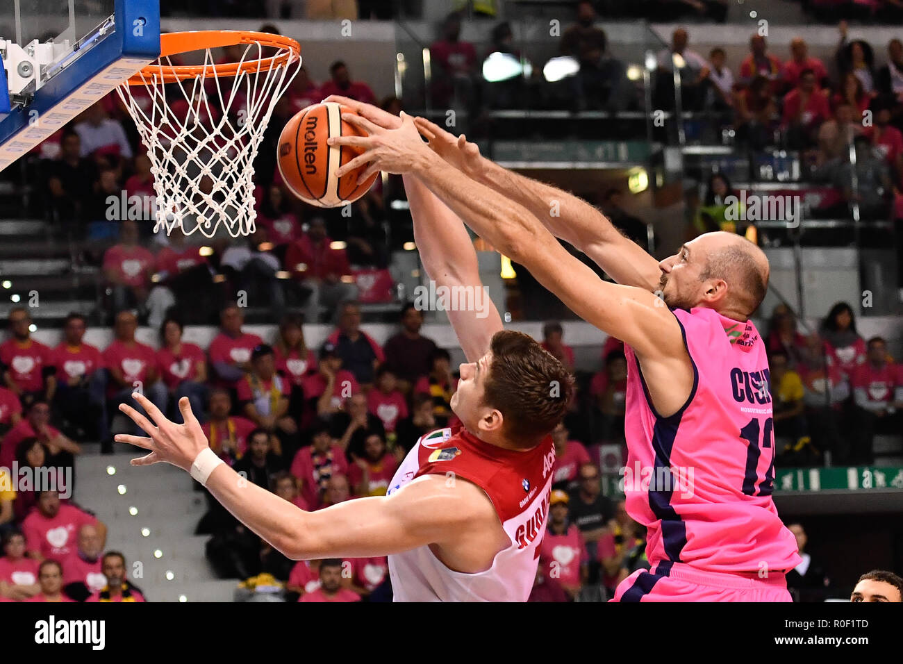 Marco Cusin (Auxilium Torino Fiat) au cours de la Serie A 2018/19 LEGA BASKET match de basket-ball entre FIAT AUXILIUM TORINO vs AX ARMANI MILANO à BRIQUTTES PalaVela le 4 novembre 2018 à Turin, Italie. Banque D'Images