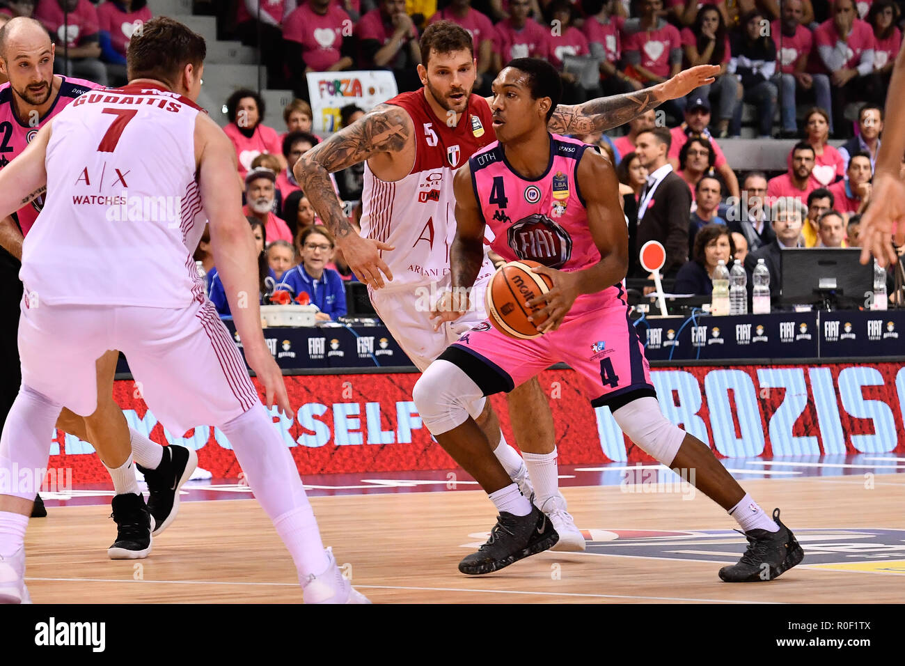 Tony Carr (Auxilium Torino Fiat) au cours de la Serie A 2018/19 LEGA BASKET match de basket-ball entre FIAT AUXILIUM TORINO vs AX ARMANI MILANO à BRIQUTTES PalaVela le 4 novembre 2018 à Turin, Italie. Banque D'Images