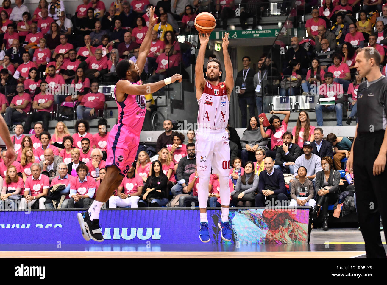 Amedeo Della Valle (Olimipia Milano) au cours de la Serie A 2018/19 LEGA BASKET match de basket-ball entre FIAT AUXILIUM TORINO vs AX ARMANI MILANO à BRIQUTTES PalaVela le 4 novembre 2018 à Turin, Italie. Banque D'Images