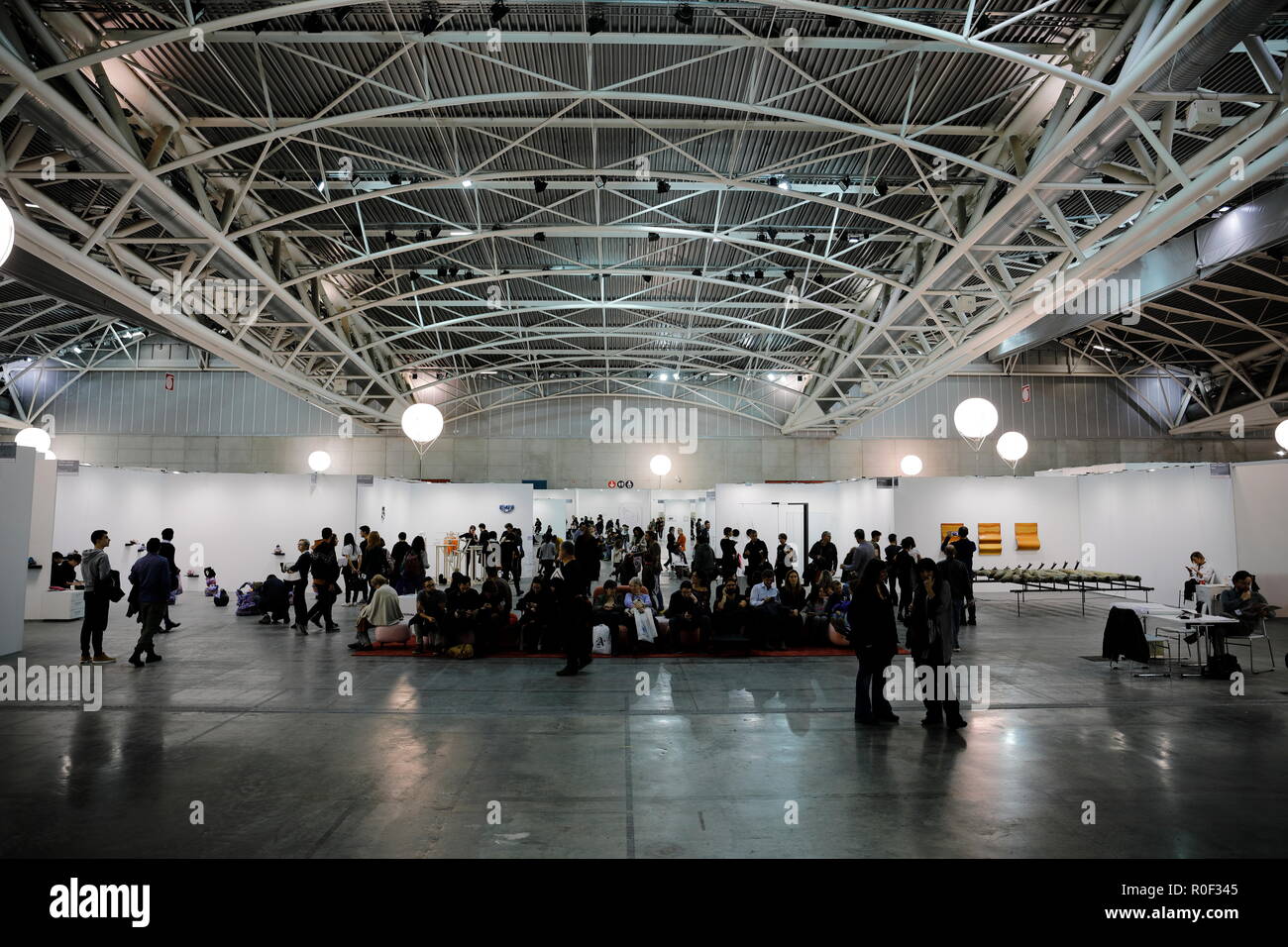 Turin, Italie. 4 novembre, 2018. Personnes visitent Artissima, la plus importante foire d'art contemporain en Italie, situé dans la région de Oval Lingotto Fiere, Torino. MLBARIONA/Alamy Live News Banque D'Images