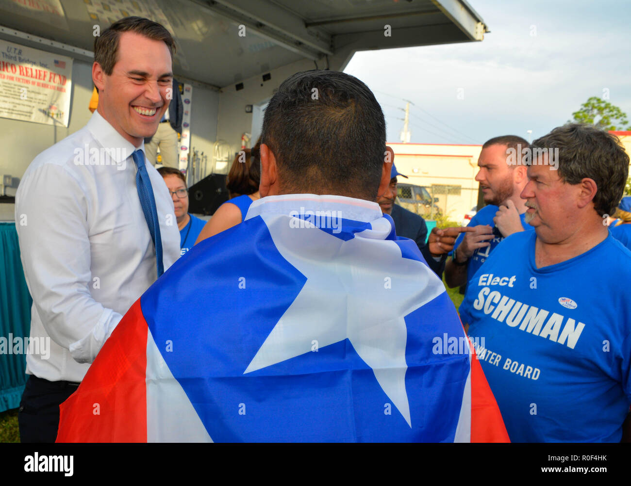 PALM BAY, Floride USA.-- 4 novembre 2018, le lieutenant-gouverneur nommé Chris King a fait une apparition à l'Organisation des troisième pont au 22e Défilé de Portoricains à Palm Bay l'Hôtel de Ville. Après la parade, Chris King rejoint les partisans et les délégués à examiner les parade Maire Gillum son engagement à protéger et à promouvoir la communauté portoricaine, et l'importance du vote tôt pour élire des démocrates européens de haut en bas du billet. D'autres démocrates Brevard Comté aux élections ont assisté à l'événement pour discuter avec les électeurs potentiels. Crédit photo Julian Poireau / Alamy Live News Banque D'Images