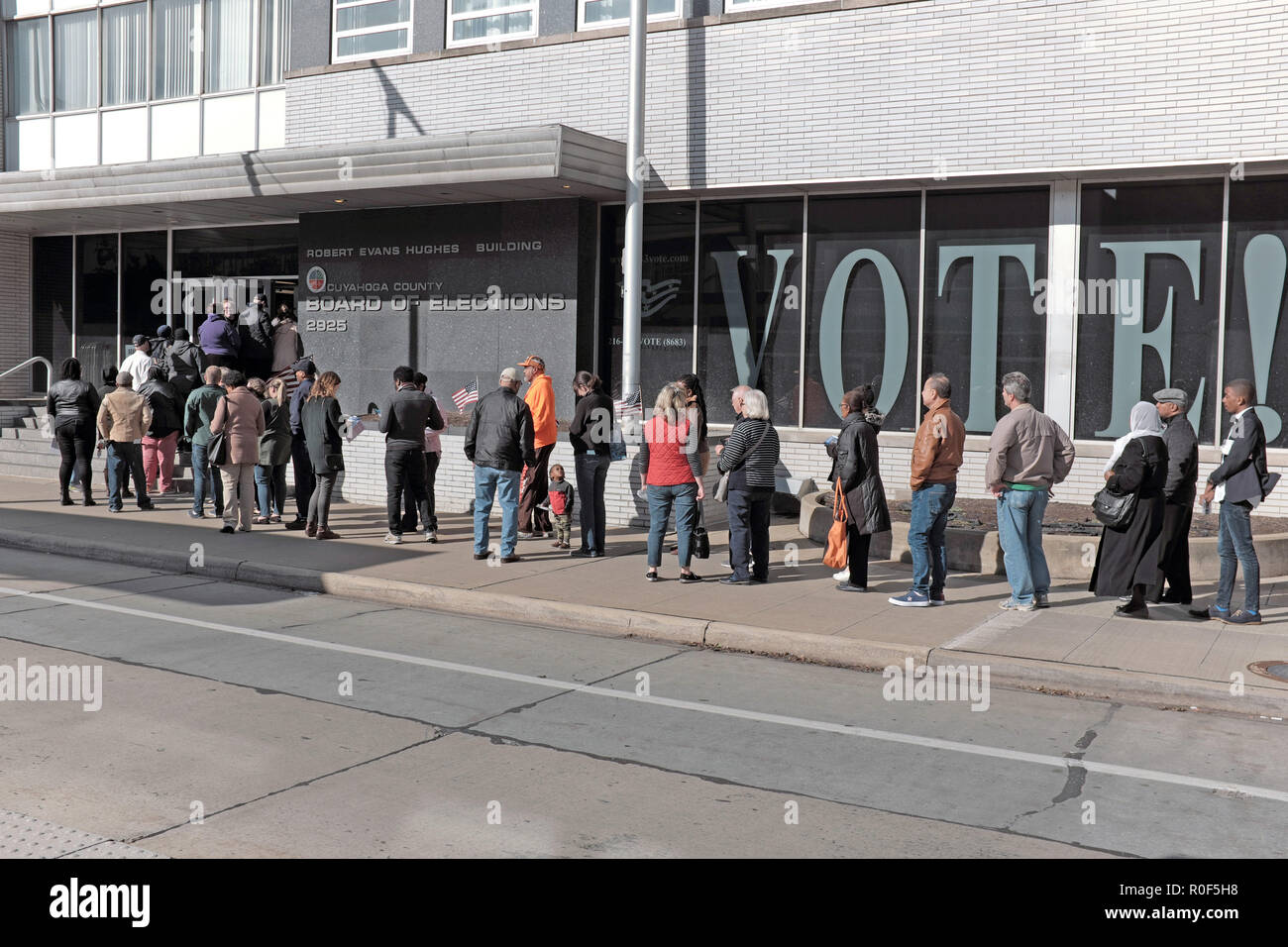 Cleveland, Ohio, USA. 4ème Nov, 2018. Les électeurs attendent en ligne à la comté de Cuyahoga Conseil d'élections dans le centre-ville de Cleveland, Ohio, USA. Ils font partie d'un nombre sans précédent d'électeurs qui au début à travers les États-Unis votent avant le 6 novembre 2018, jour de l'élection. Credit : Mark Kanning/Alamy Live News Banque D'Images