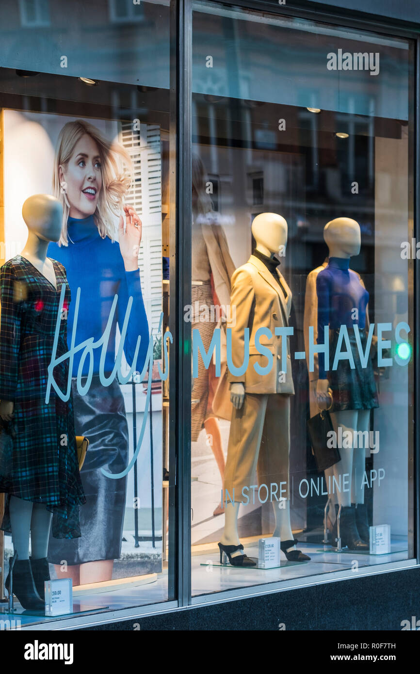 Holly's doit avoir collection, M&S store fenêtre, Oxford Street, Londres, Angleterre, Royaume-Uni Banque D'Images