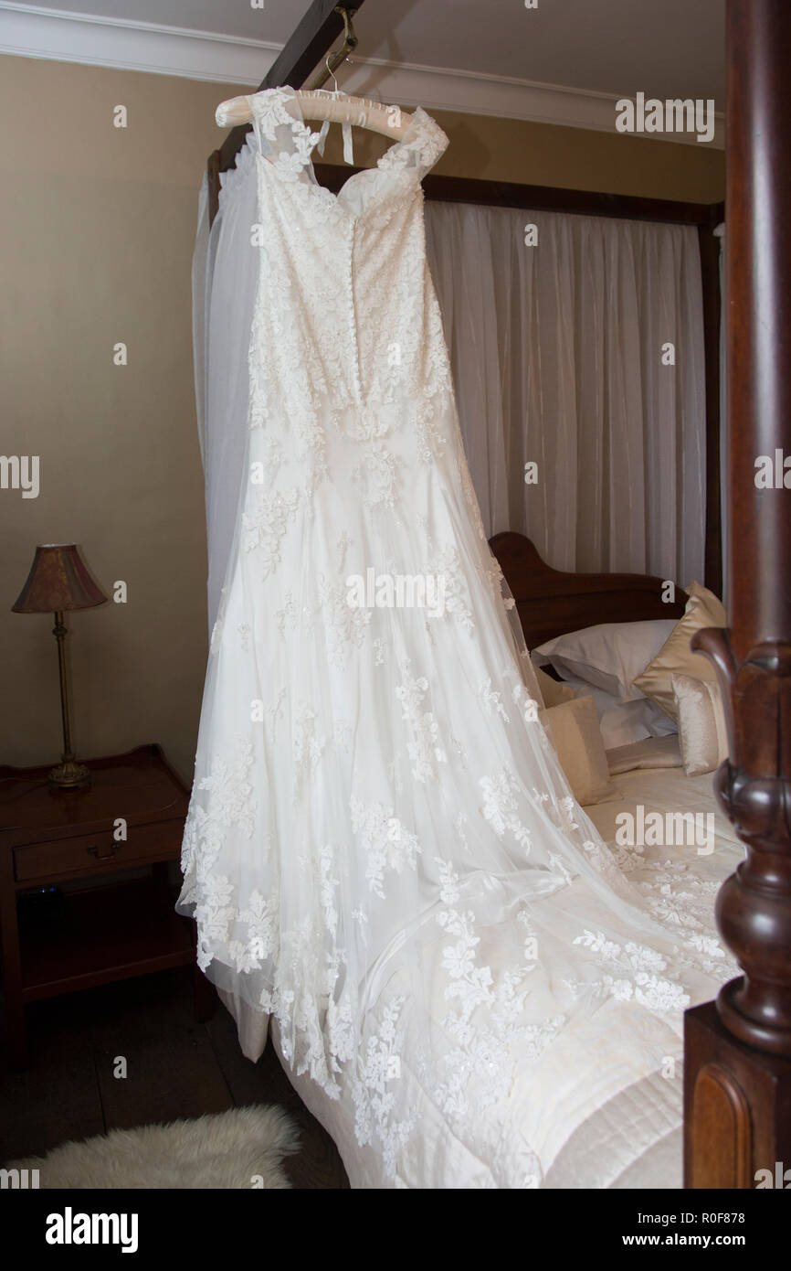 Robe de mariage de raccrocher en attente d'être porté sur un jour de mariage par correspondance Banque D'Images